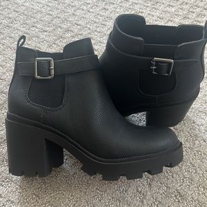 Heeled chunky boots